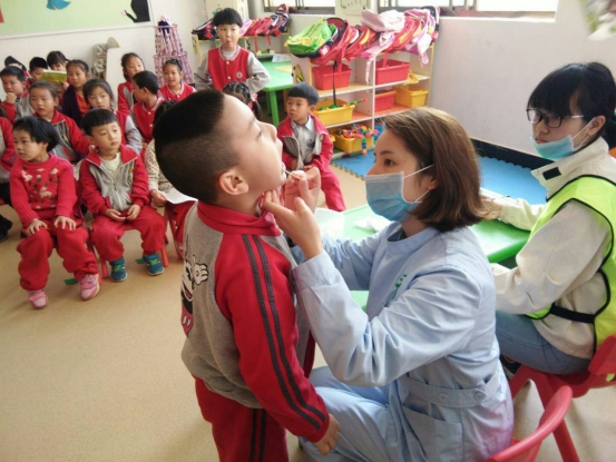 江西南昌迪斯尼幼兒園口腔檢查報道227.png