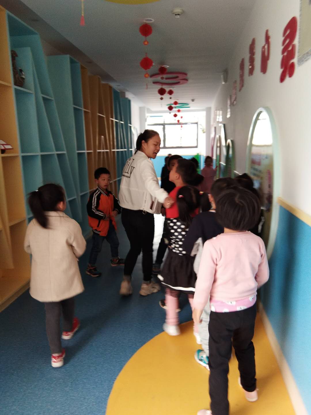 大班幼兒和老師講解被拐經(jīng)歷.jpg